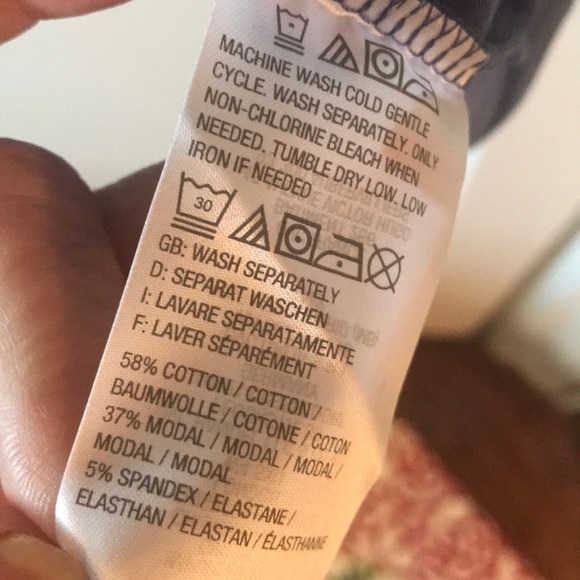 NWOT.  ISAAC MIZRAHI LIVE  SCALLOPED DETAIL TOP - Picture 6 of 6